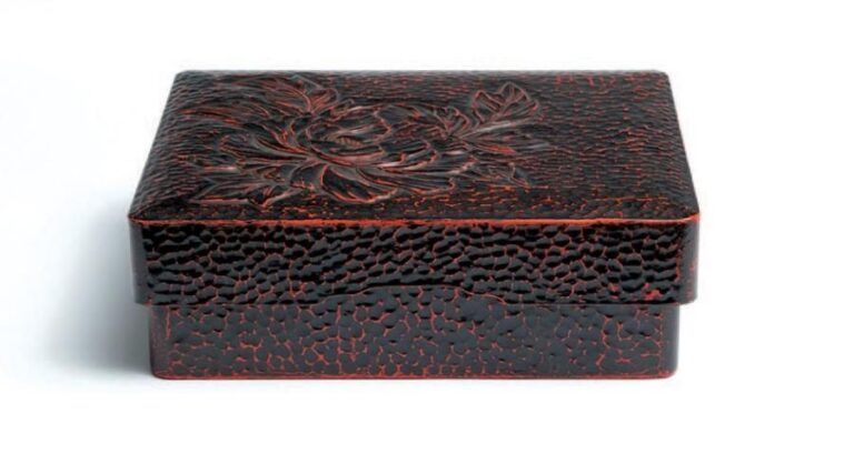 Boîte en laque Gamagorinuri (provenant de Gamaguri, province de Aichi) décorée de laque noire sur laque roug