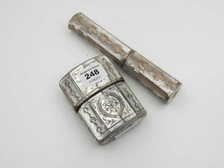 Boîte et étui à cire en nacre, garniture d'argent