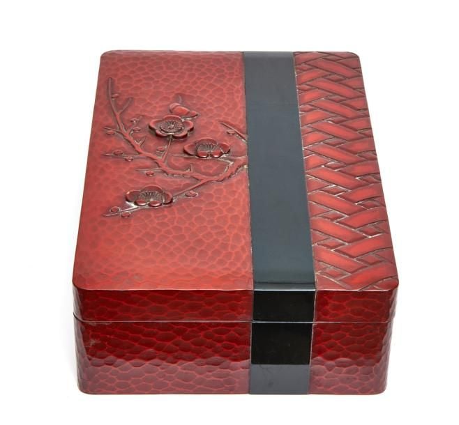Boite garnie de laque rouge Kamakurabor