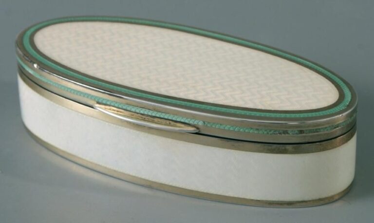 Boîte ovale en argent guilloché et émaillé blanc à liseré ver