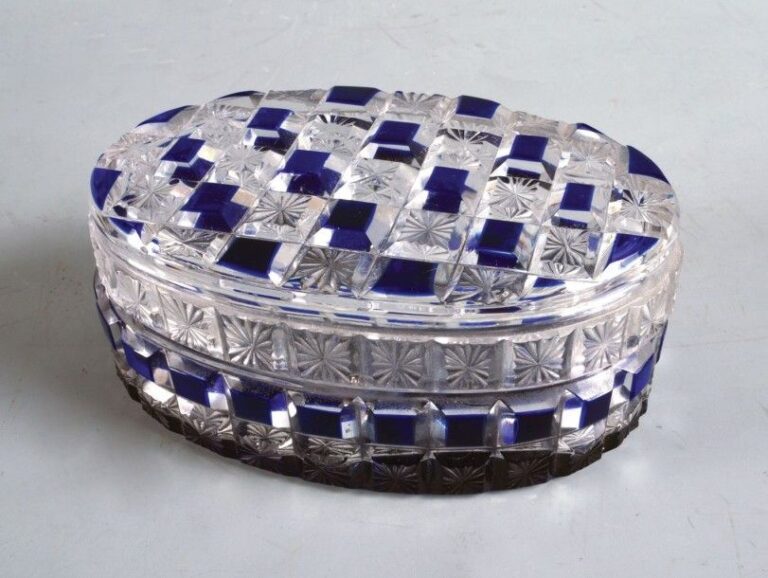 Boîte ovale en cristal partiellement doublé bleu taillé à diamants étoilés et étoile au rever