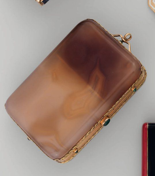 BOITE rectangulaire en agate (fêles) et or jaune ciselé serti de cabochons d'émeraud