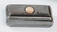 BOÎTE RECTANGULAIRE en argent à décor niellé toutes faces, le couvercle centré d'un médaillon lisse ovale en vermei