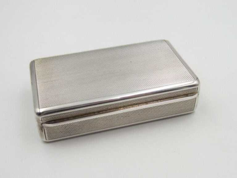 Boîte rectangulaire en argent guilloché (925 ‰), intérieur en vermei