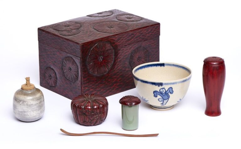 Boîte rectangulaire en laque kamakurabori avec service à thé , dans le style du maître du thé Sen no Riky? (Riky? chabako) contenant: une serviette de table (kin); bol à thé (chawan); boîte à thé en grès (chaire); cuillère à café (chashaku); boîte à encens en forme de chrysanthème (k?go); porte-fouet à thé en laque avec couvercle (chasend?); une boîte à thé natsume en forme de citrouille et un porte-serviette glacé vert (kint?