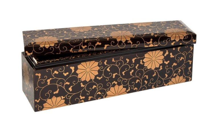 Boîte rectangulaire laquée noire, à l'extérieur entièrement décoré de volutes florales avec des fleurs de chrysanthème stylisée