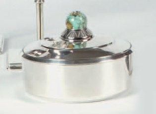 BOÎTE RONDE en argent, la prise du couvercle en boule de jadéite peint