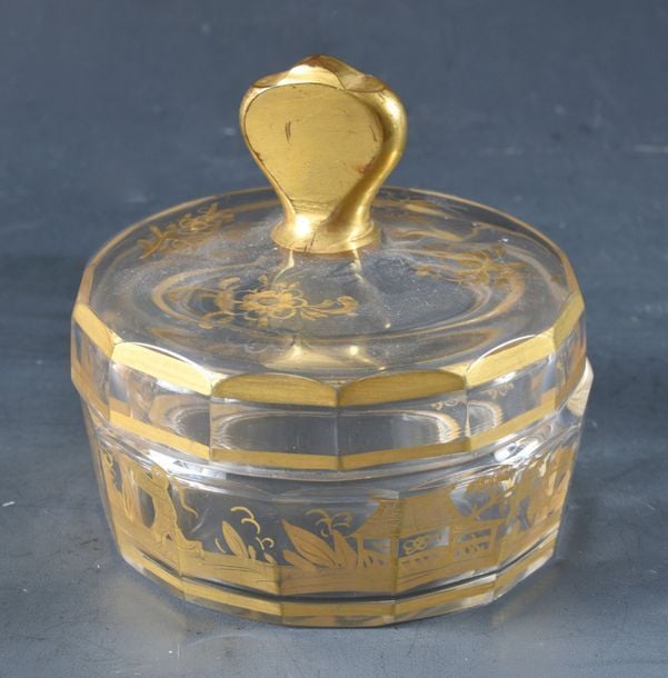 Boîte ronde en verre à côtes plates orné d'un décor doré chinoisant; couvercle à décor doré de branches fleuries, prise doré