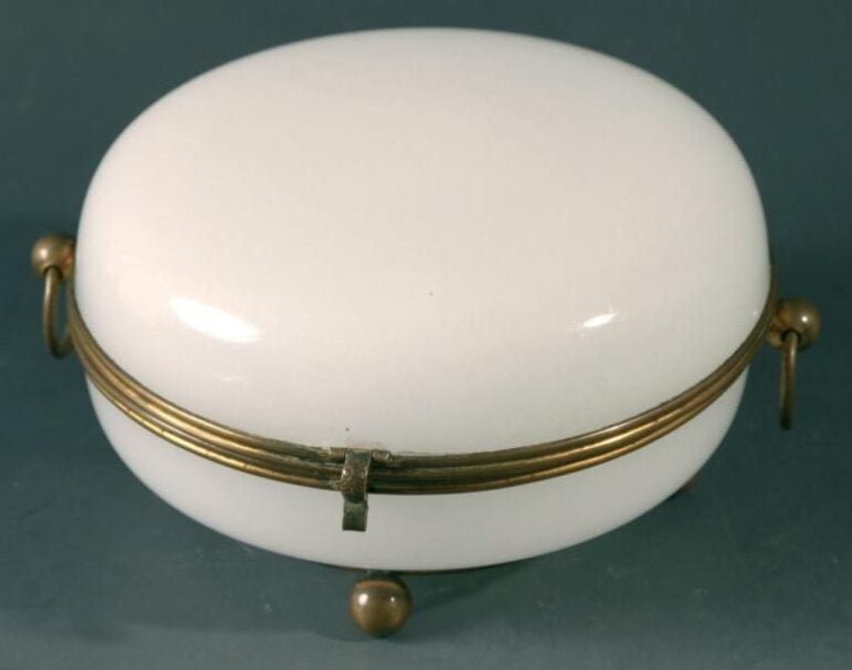 Boîte ronde et bombée en opaline pâte de riz; monture à anneaux en cuivre dor
