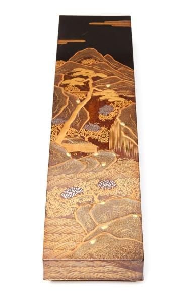 Boite tanzaku richement décorée et utilisée pour ranger des feuillets de papier pour la poési