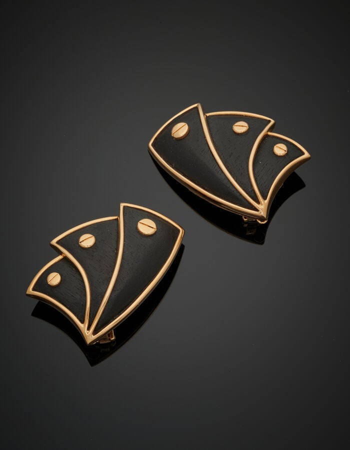 BOIVIN - Paire de CLIPS d'OREILLES en or jaune (750‰) orné de bois foncé flanqu…