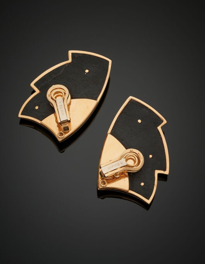 BOIVIN - Paire de CLIPS d'OREILLES en or jaune (750‰) orné de bois foncé flanqu…