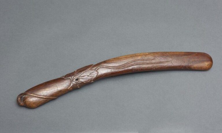 Bokut? (« sabre de médecin japonais ») en bois rappelant la silhouette d’une calebasse « gourde serpent 