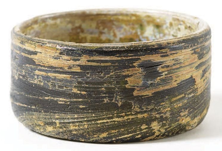 Bol à bord droit Verre irisé Moyen-Orient ou Est de la Méditerranée, IXe - XIe siècle Hauteur: 4,5; Diamètre: 9,5 cm Les bols à décors verticaux de cette typologie ont été trouvés dans différents sites du monde musulma