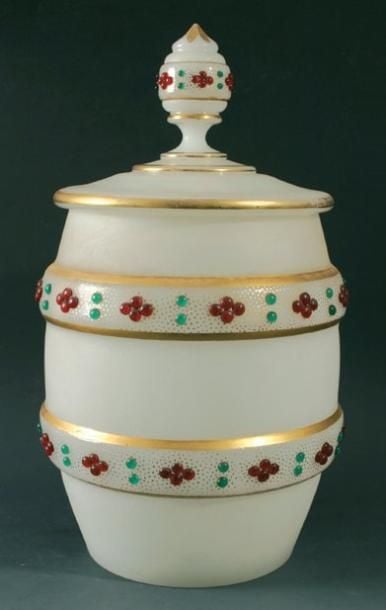 Bol à punch en forme de tonnelet en opaline pâte de riz satinée à décor de cabochons verts et rouges, de filets et de semis de points doré