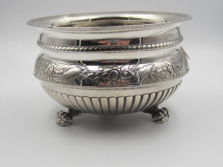 Bol à sucre en argent (minimum 800 millièmes) , reposant sur 3 pieds griffes ; décor de godrons et bandeau repoussé de fleurs et feuillage