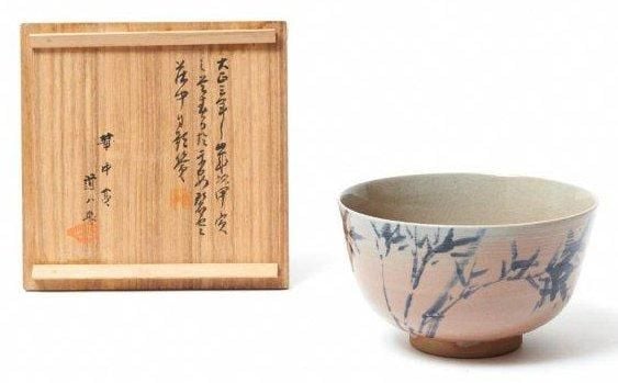 Bol à thé (chawan) de couleur bleue et blanche (sometsuke) exécuté par Takahashi Dohachi VI Kachotei (1881-1941