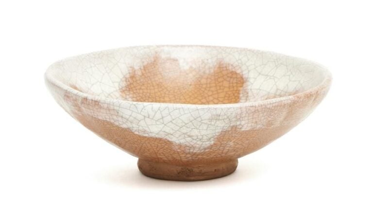 Bol à thé (chawan) de forme plate revêtu d’un engobe blanc et d’une glaçure craquelé
