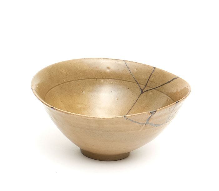 Bol à thé Coréen, Céladon Goryeo, peu profond et doté de kintsugi (réparation de laque et poudre) 14ème siècl