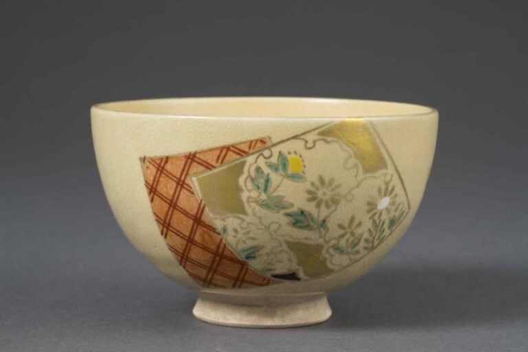 BOL A THE EN FAIENCE DE SATSUMA Japon, Epoque XXe siècle Il repose sur un pied annulaire évas