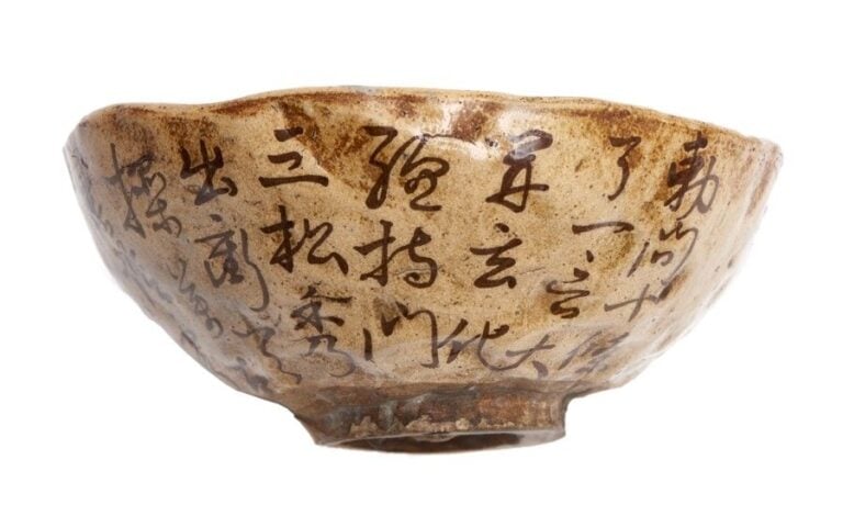 Bol à thé japonais à glaçure marron clair de style Haku'an présentant une inscription d'un maitre Ze