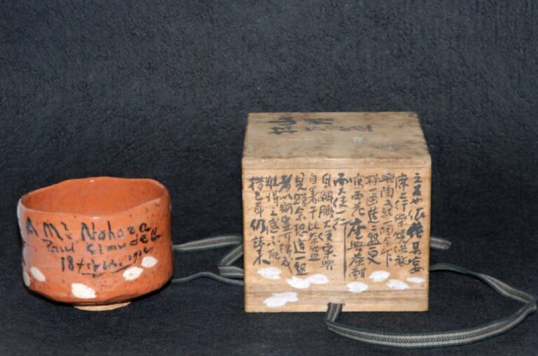 Bol à thé waraku de couleur cerise sauvage réalisé par le poète et diplomate français Paul Claudel (1868-1955) réalisé au Japon peu de temps après son arrivée en 192