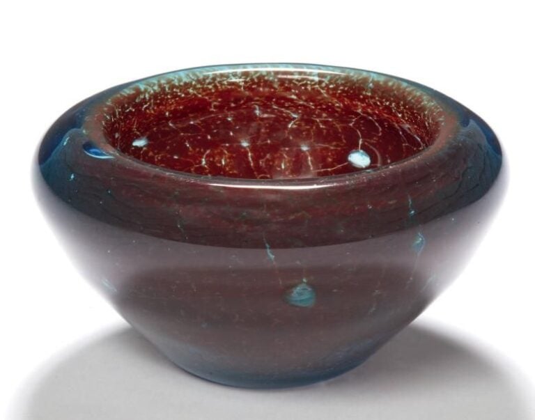 Bol bleu marbre rouge intercalaire Très rare bol, à parois épaisses, réalisé en verre multicouches de couleur bleu ciel et pourpr