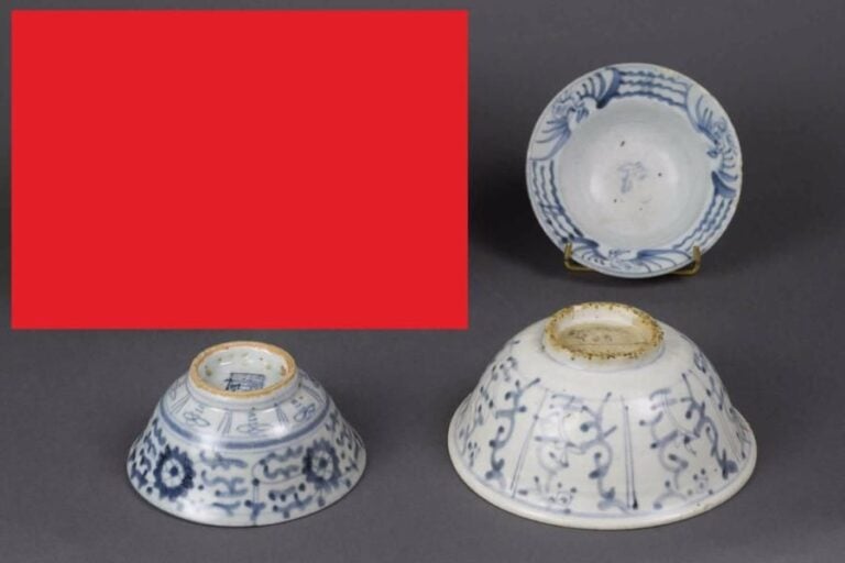 BOL CAMPANIFORME EN PORCELAINE BLEU BLANC À DÉCOR FLORAL STYLISÉ Chine, Dynastie Ming ou après Porcelaine dite de carg