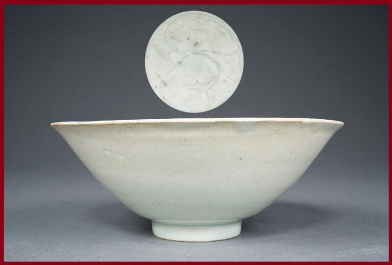 BOL CONIQUE EN PORCELAINE EMAILLEE BLEU CIEL / QINGBAI