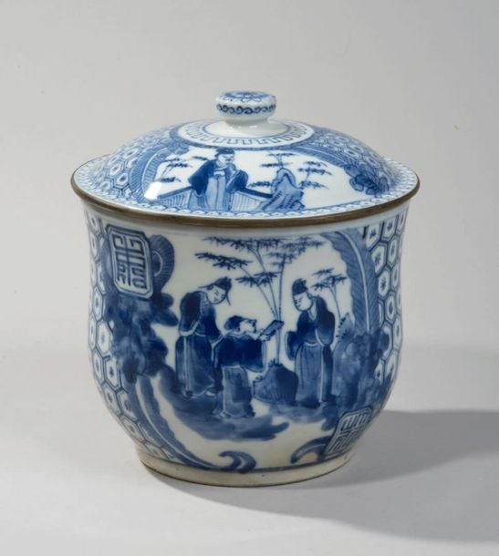Bol couvert en porcelaine à décor en bleu sous couverte de lettrés et de motifs de nids d'abeill