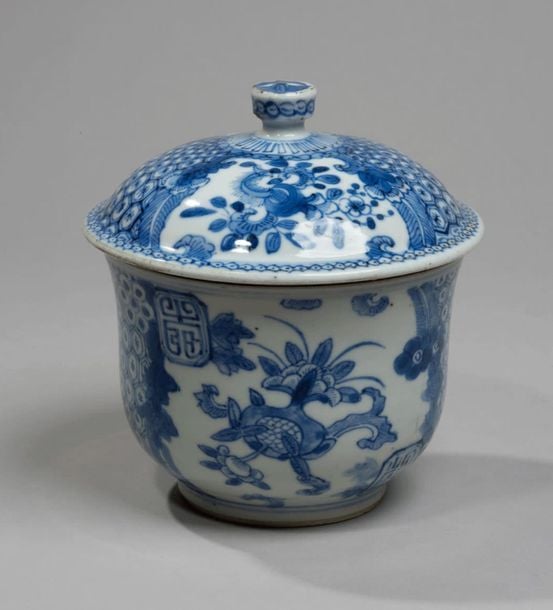 Bol couvert en porcelaine à décor en bleu sous couverte de pruniers en fleurs, grenades et motifs de nids d'abeille