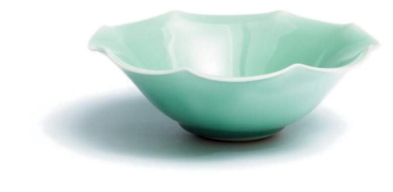 Bol en céramique Céladon de couleur vert-jade à bord ondulé, par Yamagami Yoshimasa (1935