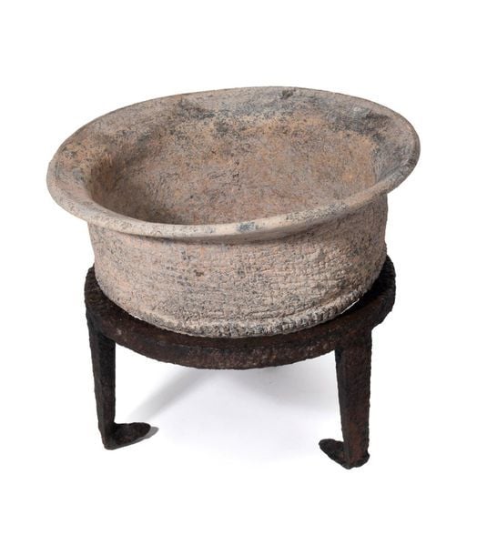 Bol en céramique grise à paroi droite et fond rond avec un anneau, l'extérieur des motifs hachuré