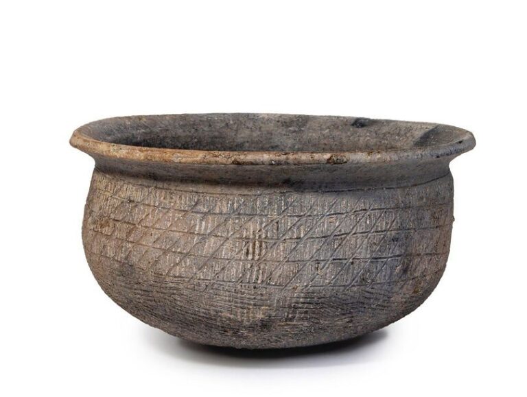 Bol en céramique grise sur pied rond, à l'extérieur décoré d'un motif hachur