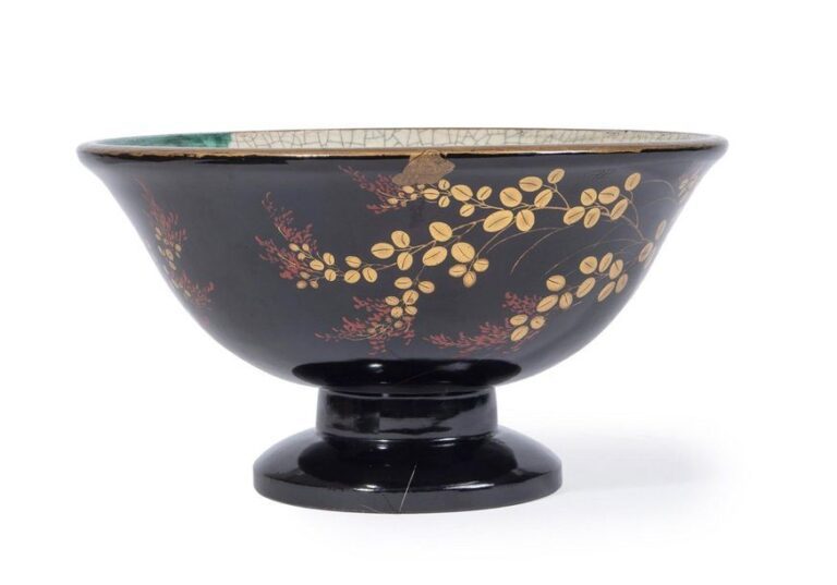 Bol en céramique sur pied, à l'extérieur glacé noir et décoré de lespedeza (hagi) en fleur peint en laque d'or et rouge ; l'intérieur à émail craquelé blan