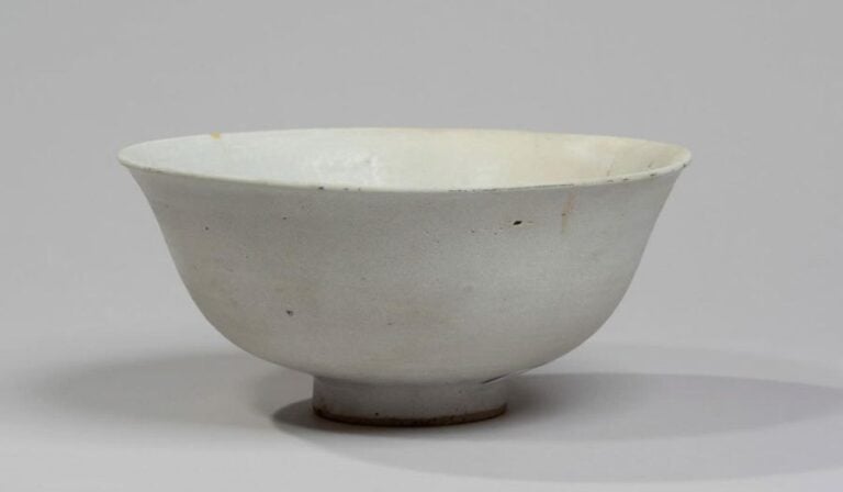 Bol en grès émaillé blanc à décor moulé de fleurs stylisé