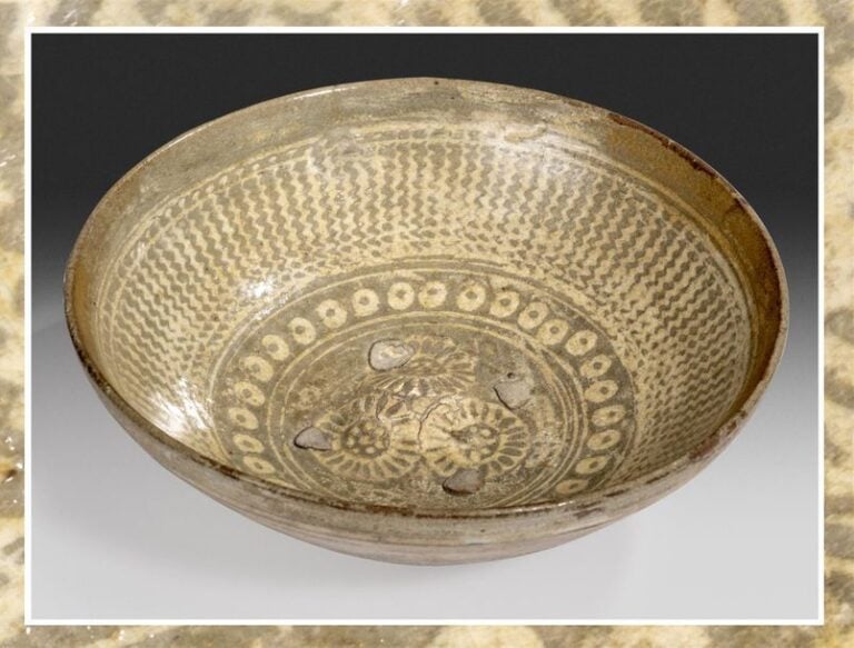 BOL EN GRES PORCELAINEUX A COUVERTE CELADON ET DECOR A L'ENGOBE