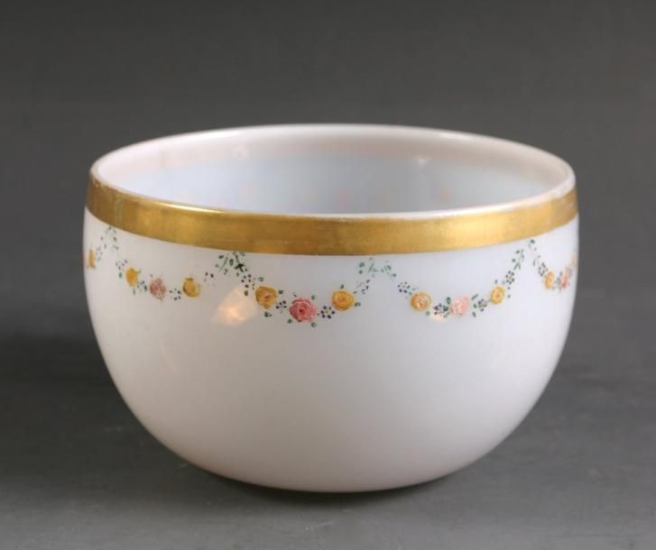Bol en opaline de cristal savonneuse ornée de guirlandes de fleurettes et d'un filet dor