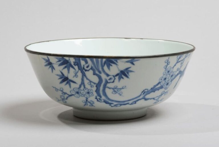 Bol en porcelaine à décor en bleu sous couverte d'oiseaux perchés dans un prunier en fleurs et bambou
