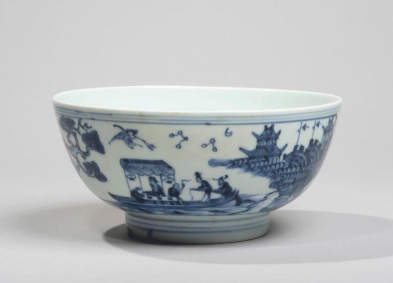 Bol en porcelaine à décor en bleu sous couverte d'un bateau sur un lac sous des constellation