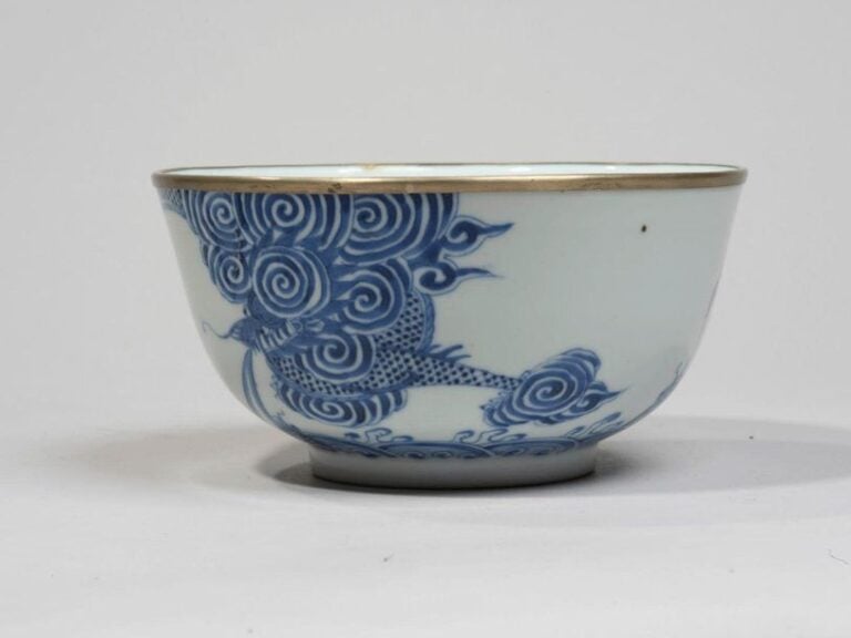 Bol en porcelaine à décor en bleu sous couverte de dragon parmi les nuées et carp