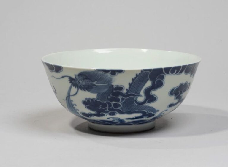 Bol en porcelaine à décor en bleu sous couverte de dragon pourchassant la perle enflammée et qili
