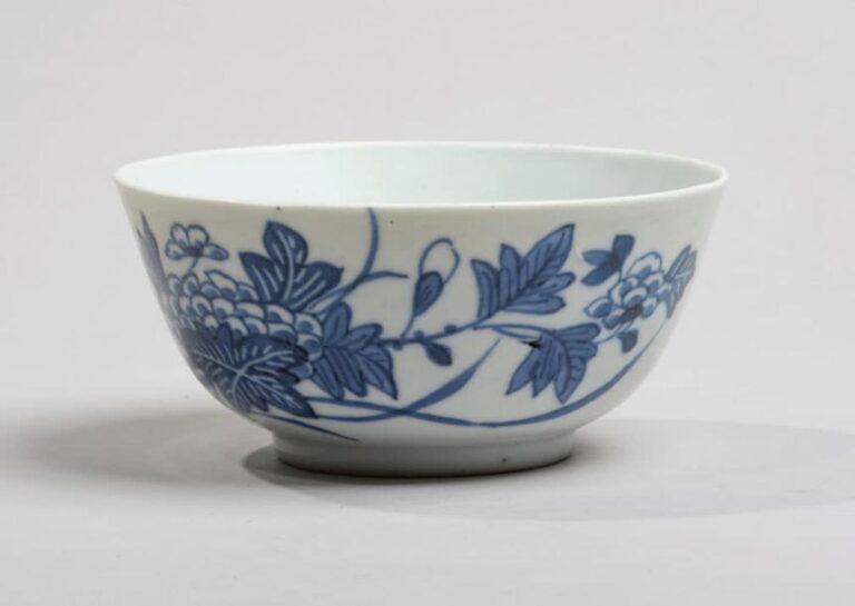 Bol en porcelaine à décor en bleu sous couverte de fleurs et feuillage