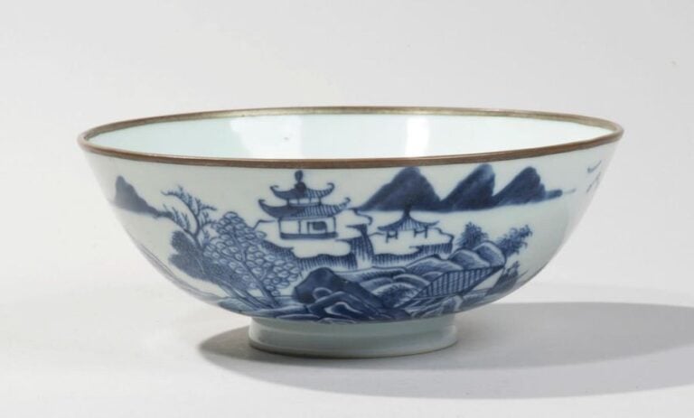 Bol en porcelaine à décor en bleu sous couverte de paysage lacustr