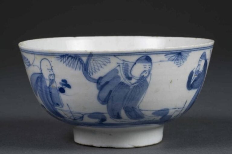 BOL EN PORCELAINE BLEU BLANC A DECOR DE LA TRIADE FU LU SHOU Chine, Vers 1900 (quelques éclats à la lèvre