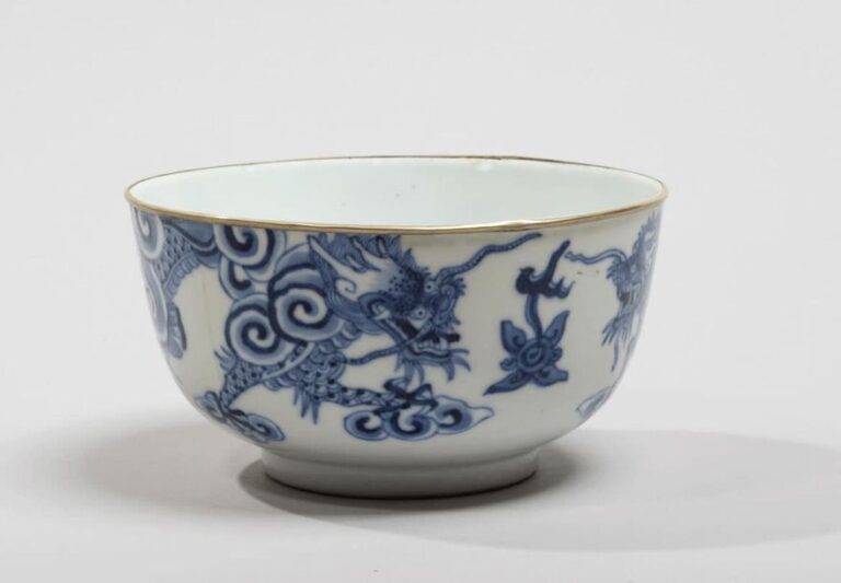 Bol en porcelaine décorée en bleu sous couverte de dragon et qili