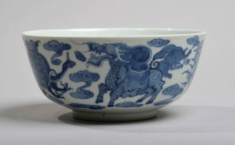 Bol en porcelaine décorée en bleu sous couverte de dragon, tortue et qili