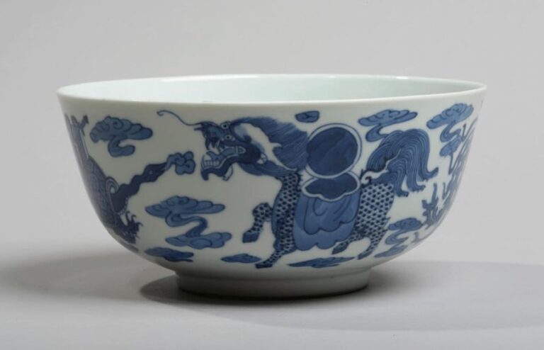 Bol en porcelaine décorée en bleu sous couverte de dragon, tortue et qili