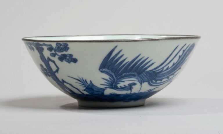 Bol en porcelaine décorée en bleu sous couverte de phénix près de cerisier avec poèm