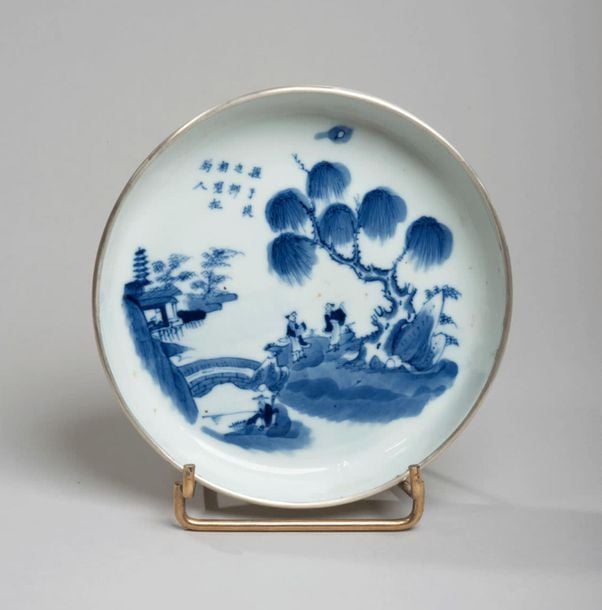 Bol en porcelaine décorée en bleu sous couverte de phénix près de lettrés et de pêcheur sous un saule pleureur et poèm